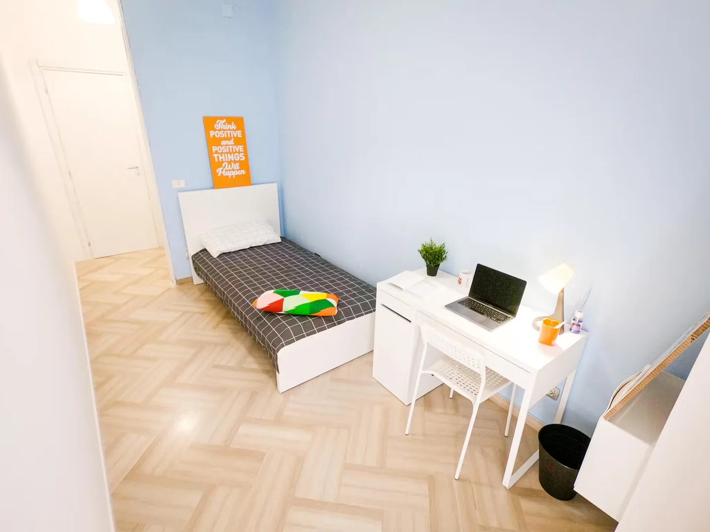 Quarto amigo do estudante em com comodidades modernas