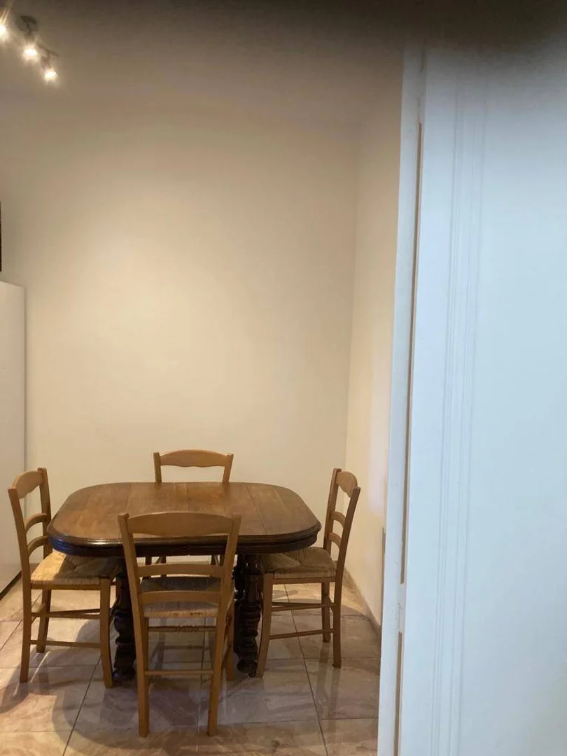 Quarto de estudante económico com localização conveniente em 