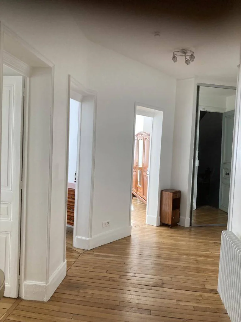 Quarto de estudante em  com área de estudo e instalações partilhadas