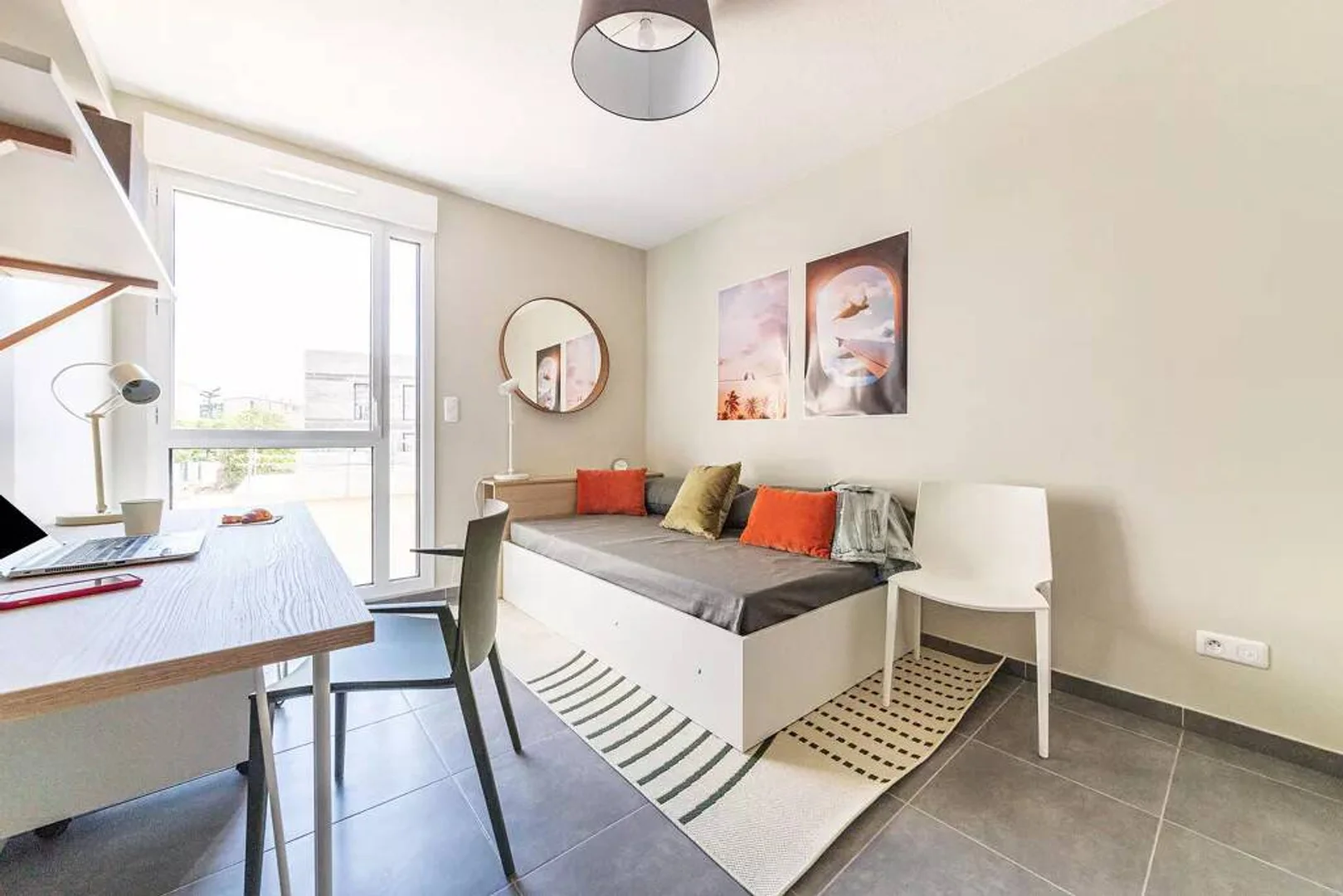 Comfortable and spacious student room in 