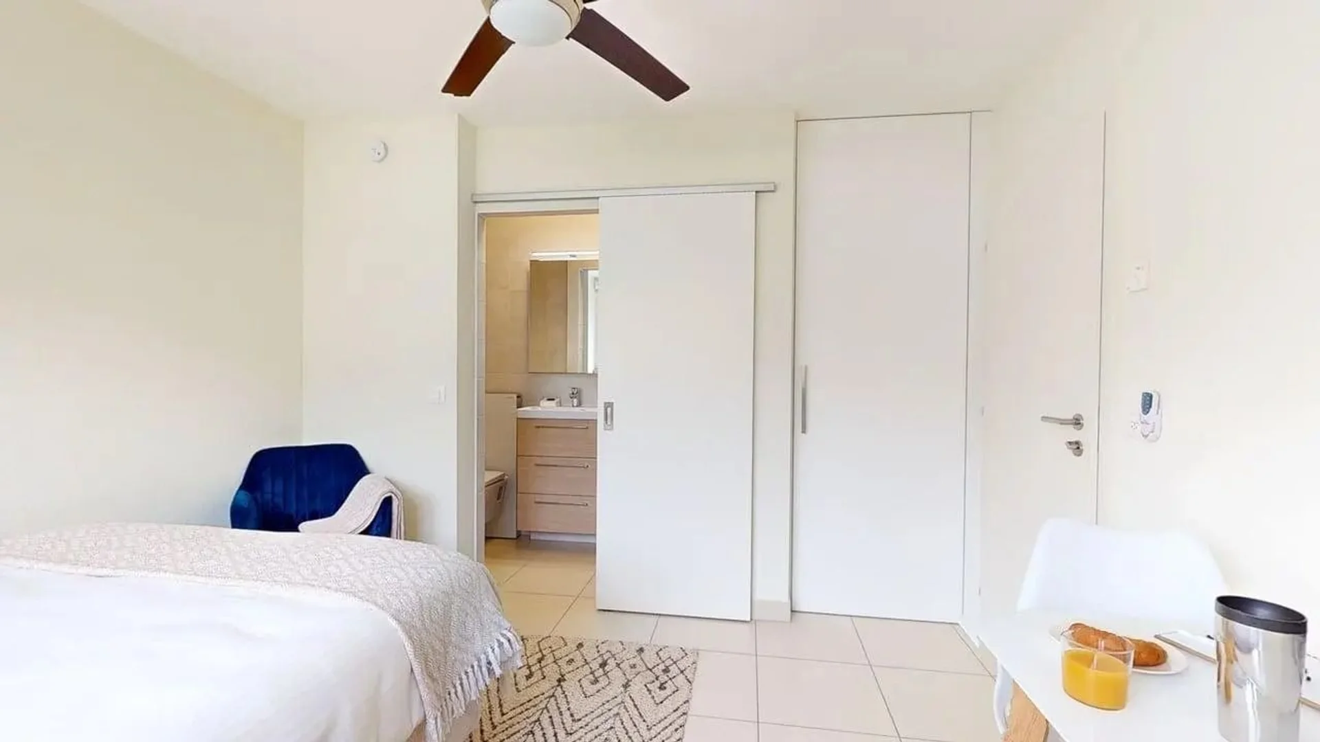 Habitación estudiantil funcional perfecta para estudiar en 