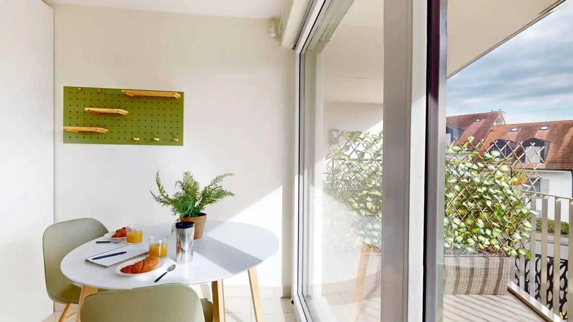 Habitación estudiantil funcional perfecta para estudiar en 