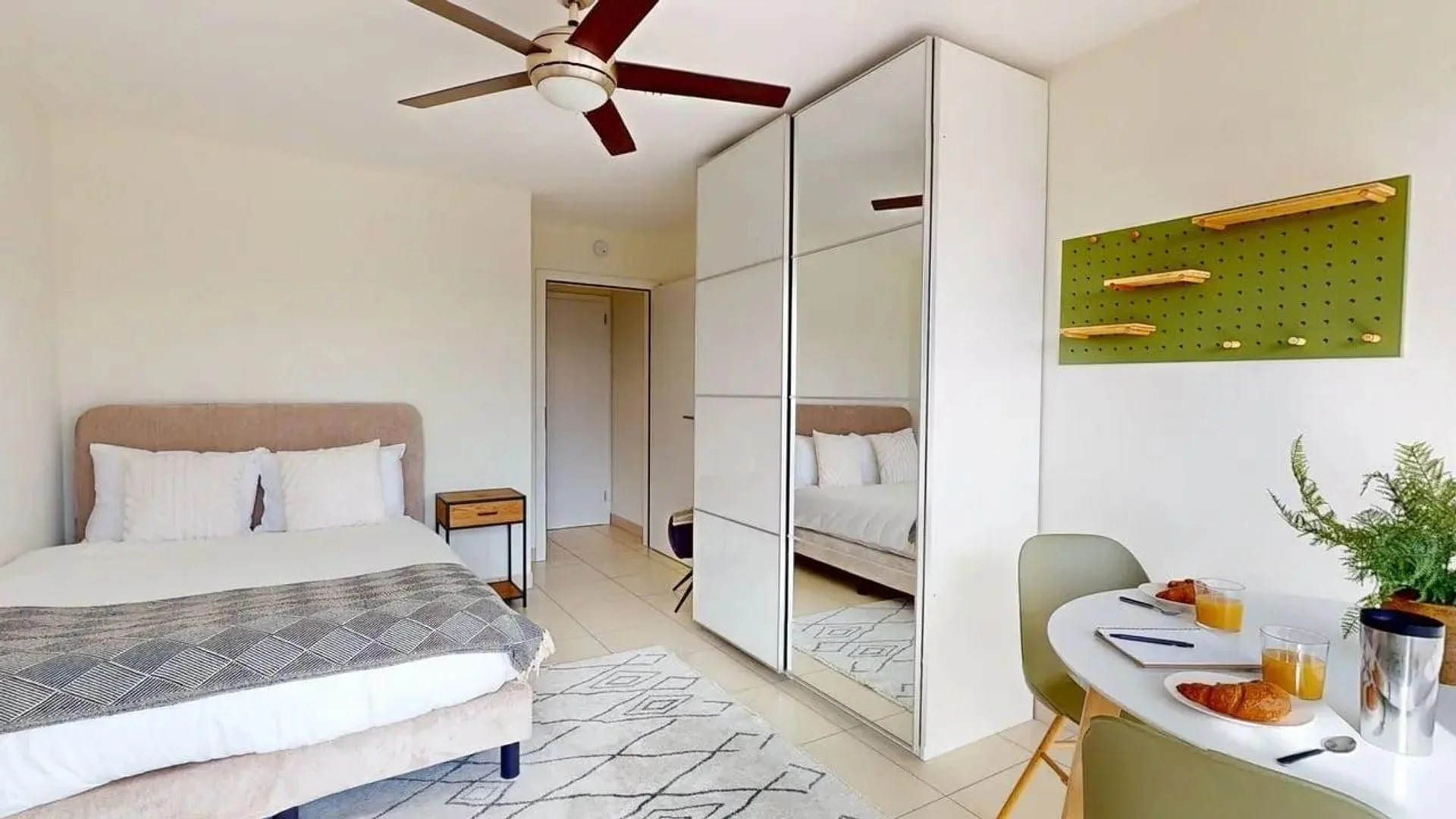 Habitación estudiantil amplia y cómoda en 
