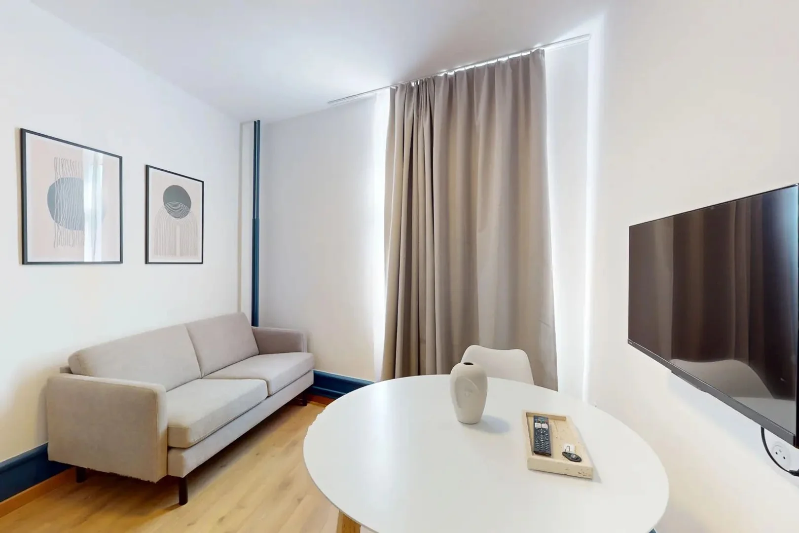 'de öğrenci dairesinde, tamamen mobilyalı kiralık oda