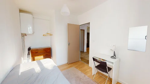 Quarto privado em 24 Boulevard Michel De Bourges, imagem 1 de 10