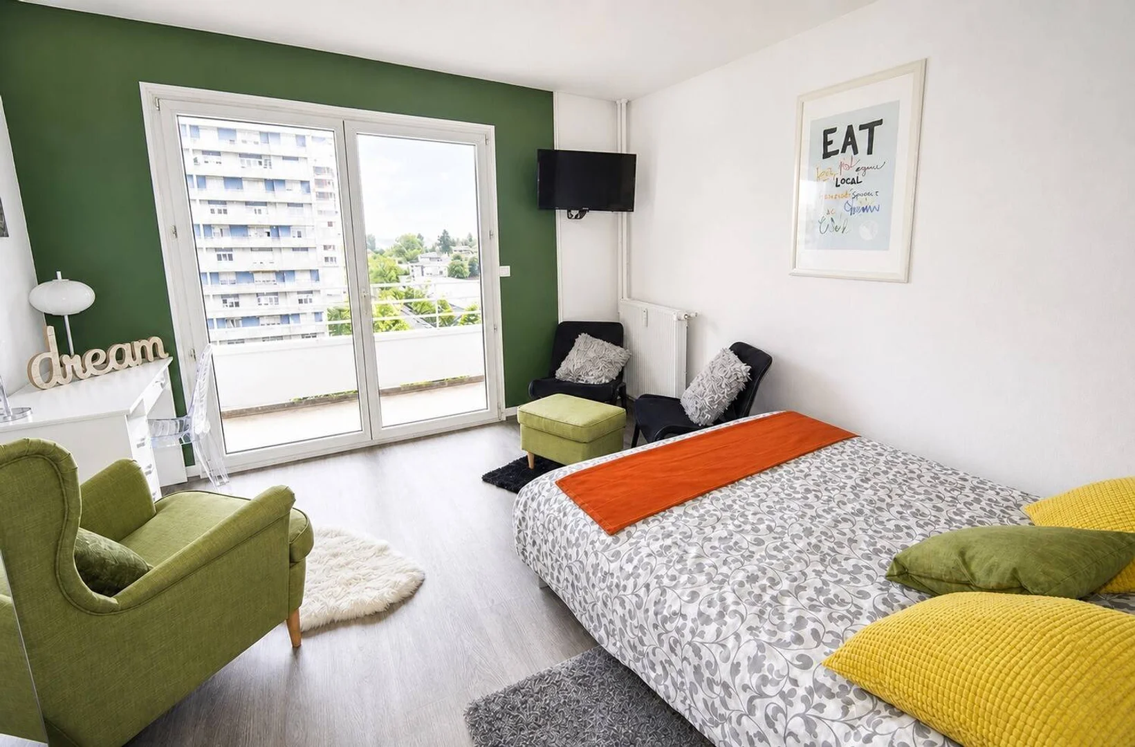 Habitación para estudiantes en  con área de estudio y facilidades compartidas
