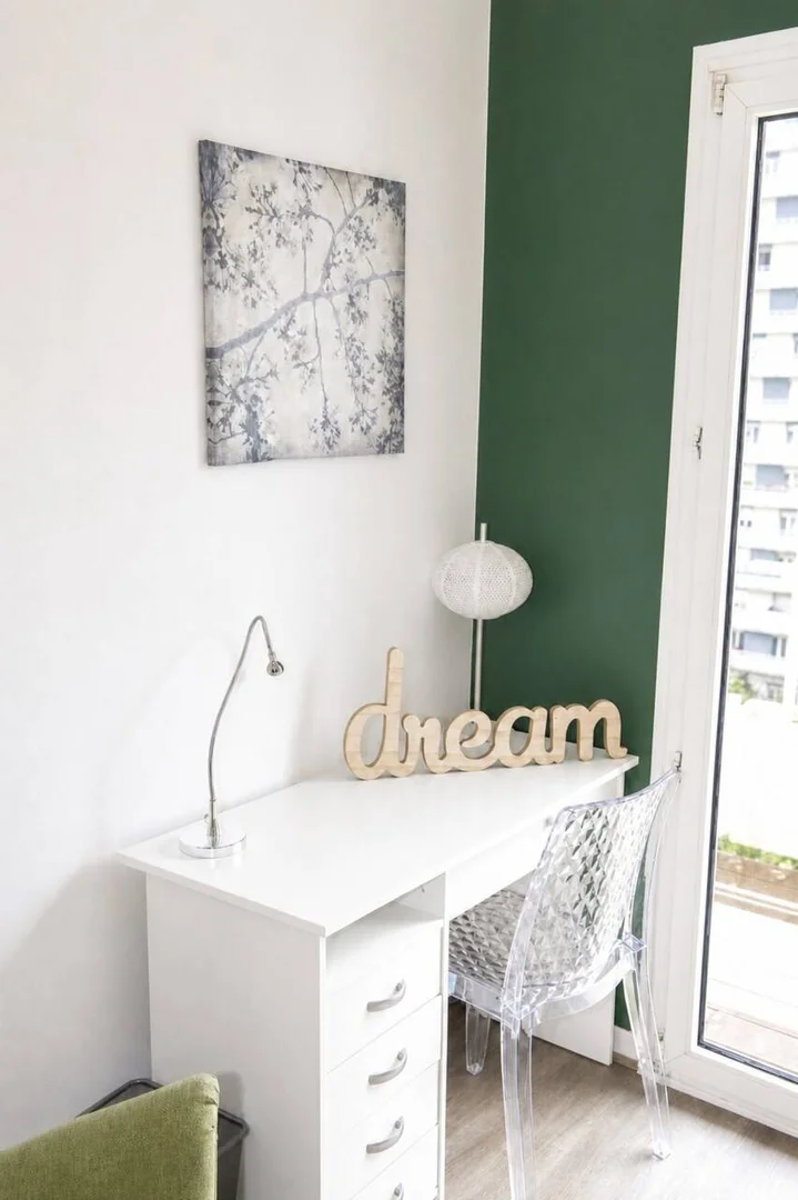 Habitación estudiantil funcional perfecta para estudiar en 