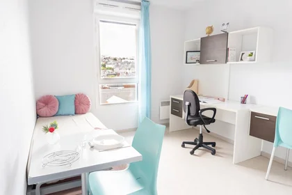 {area} de çift kişilik yataklı kiralık oda
