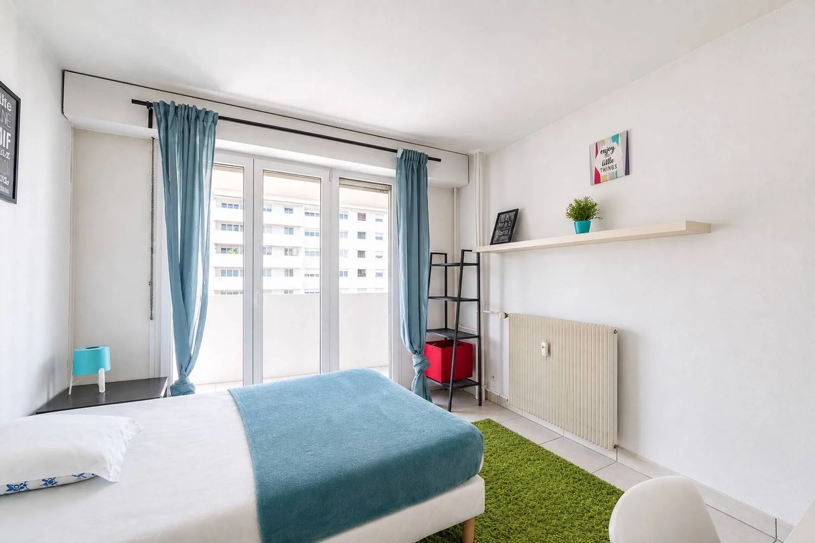 Habitación estudiantil luminosa y aireada con fácil acceso a la universidad en 