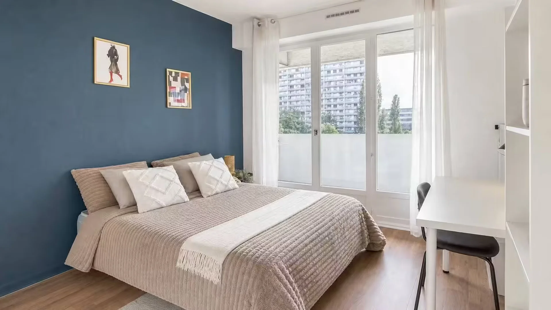 Student-friendly room in  with modern amenities