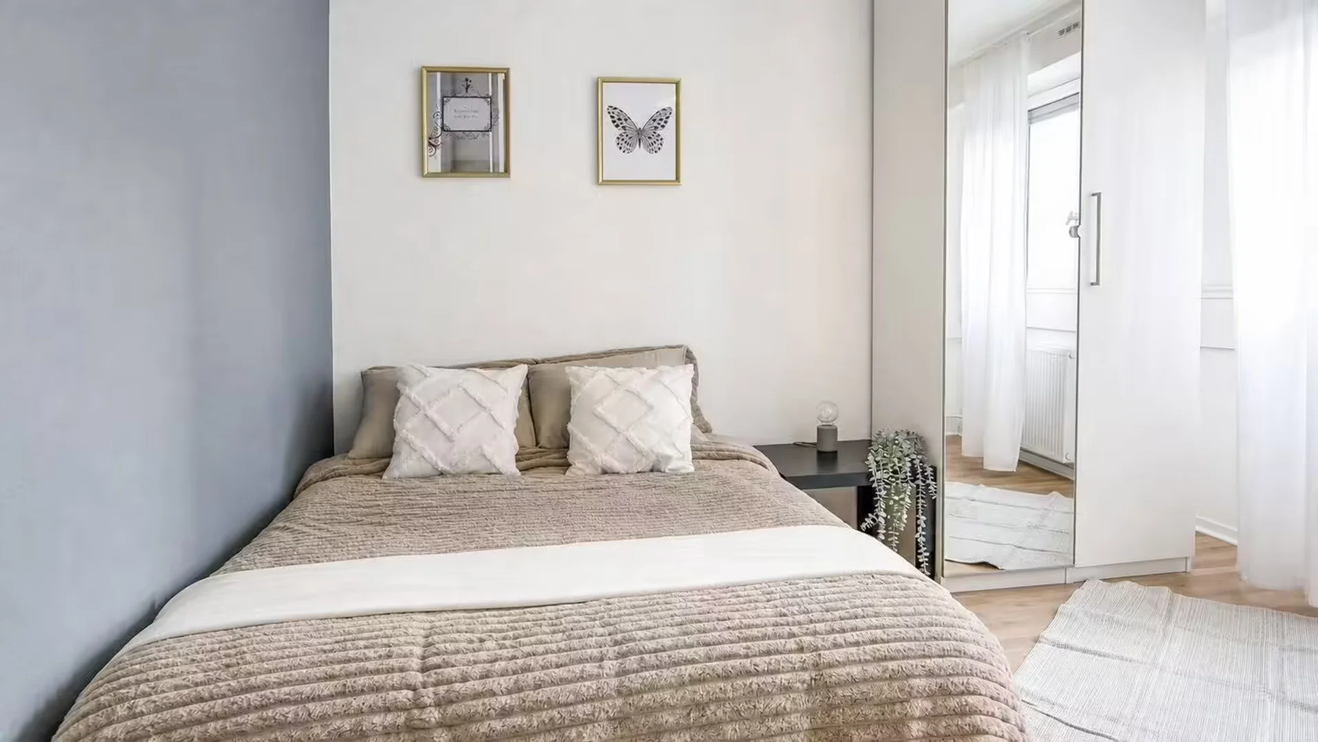 Bright and airy student room with easy university access in 