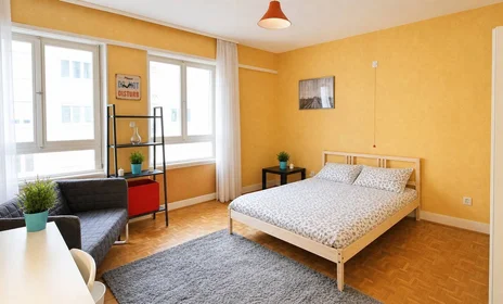 Cheap private room in {area}