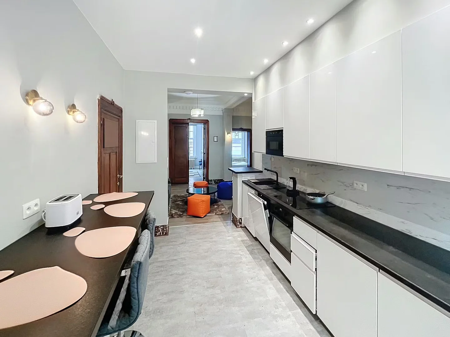 Studentenzimmer in  mit Arbeitsbereich und Gemeinschaftseinrichtungen