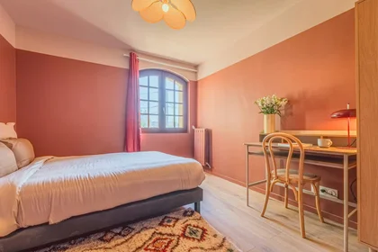 私人房间 在 Quai de Halage, Buttes-Halage, 10的图像2