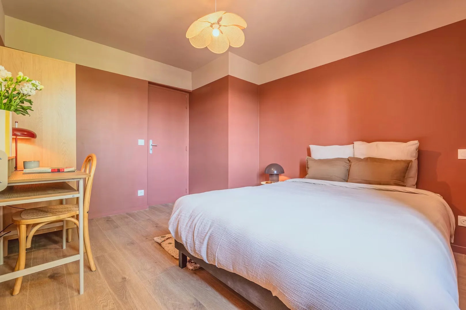 Quarto de estudante luminoso e arejado com acesso fácil à universidade em 