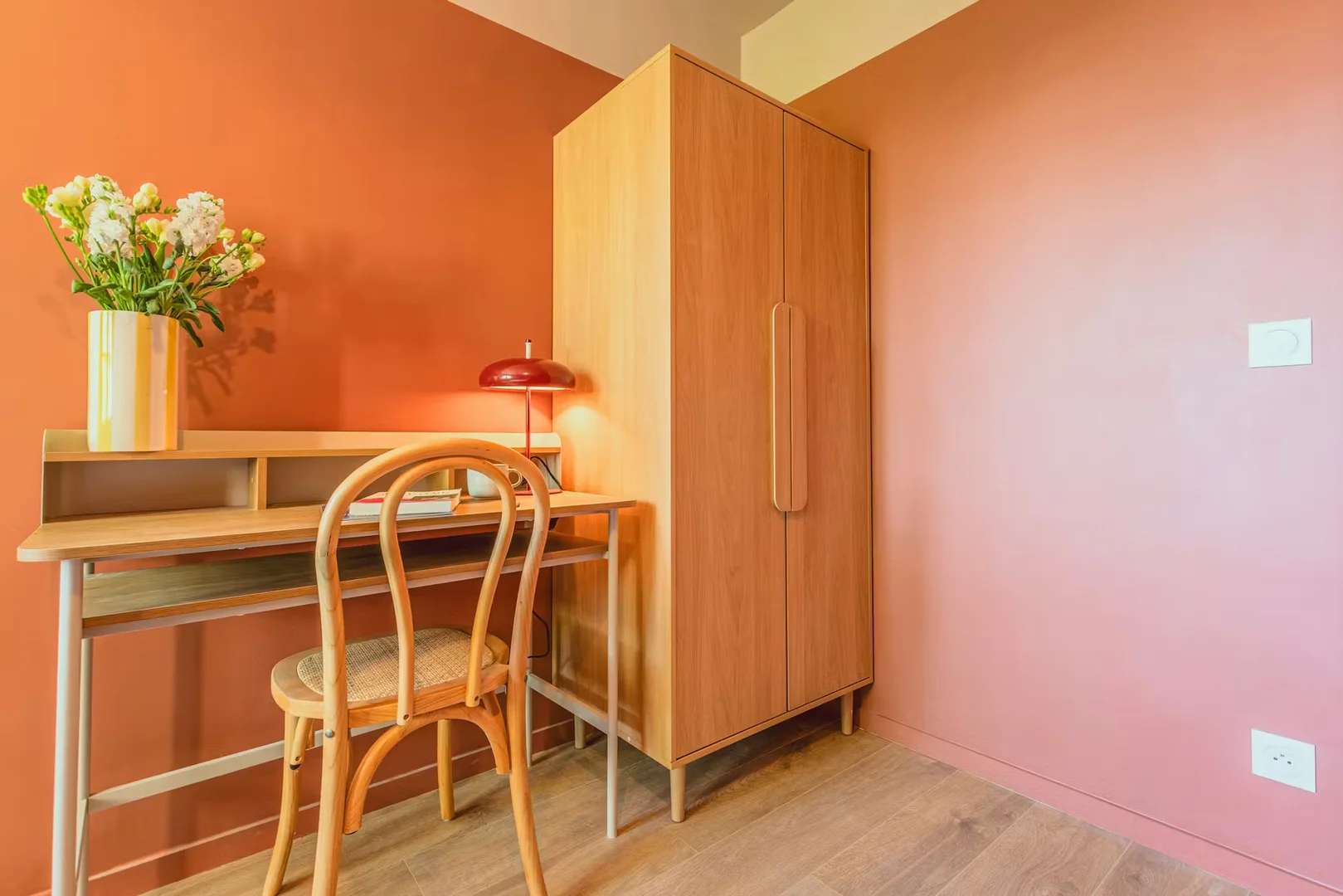 Quarto acessível para estudantes com iluminação ampla em 