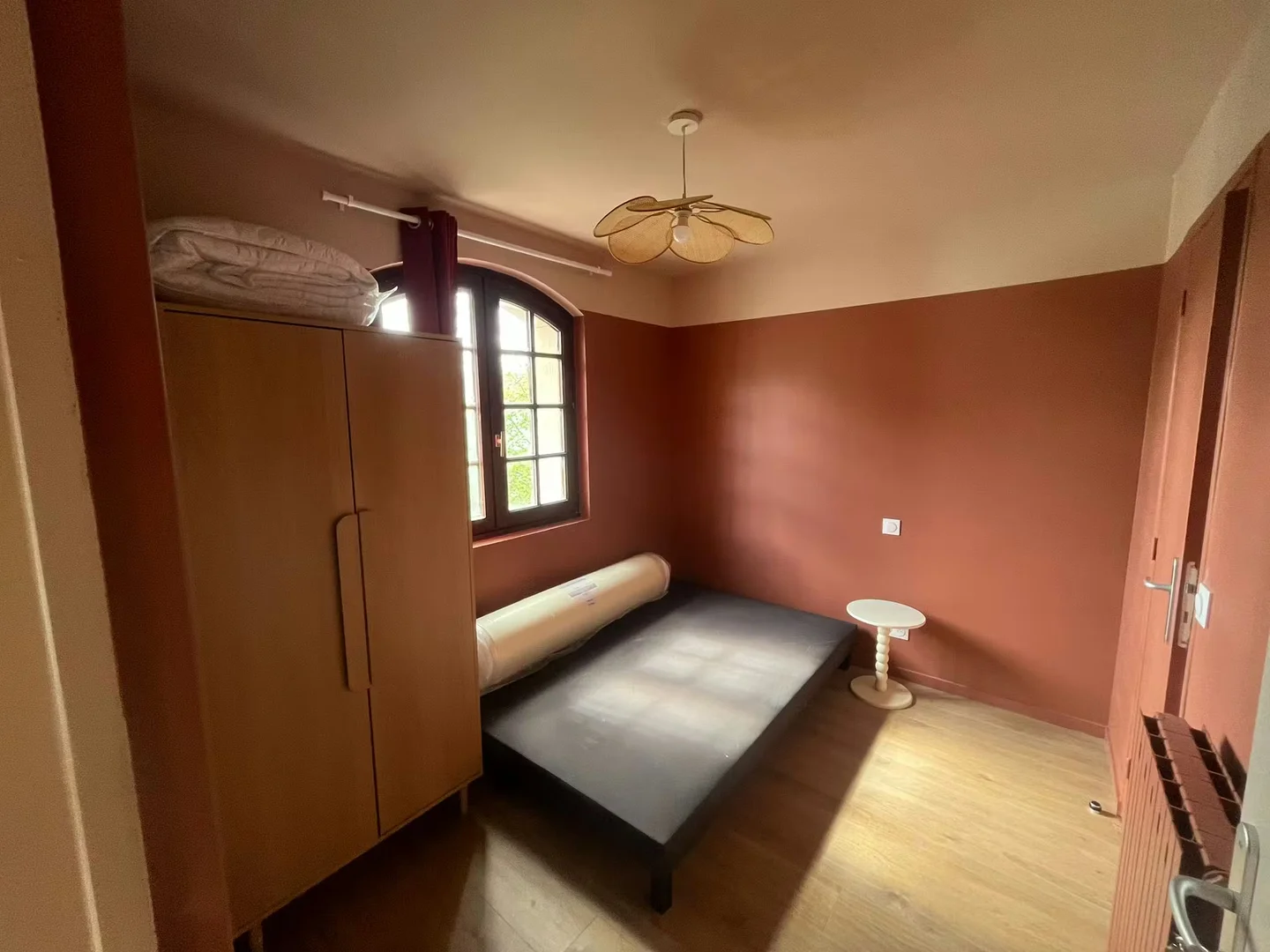 Quarto acessível para estudantes com iluminação ampla em 