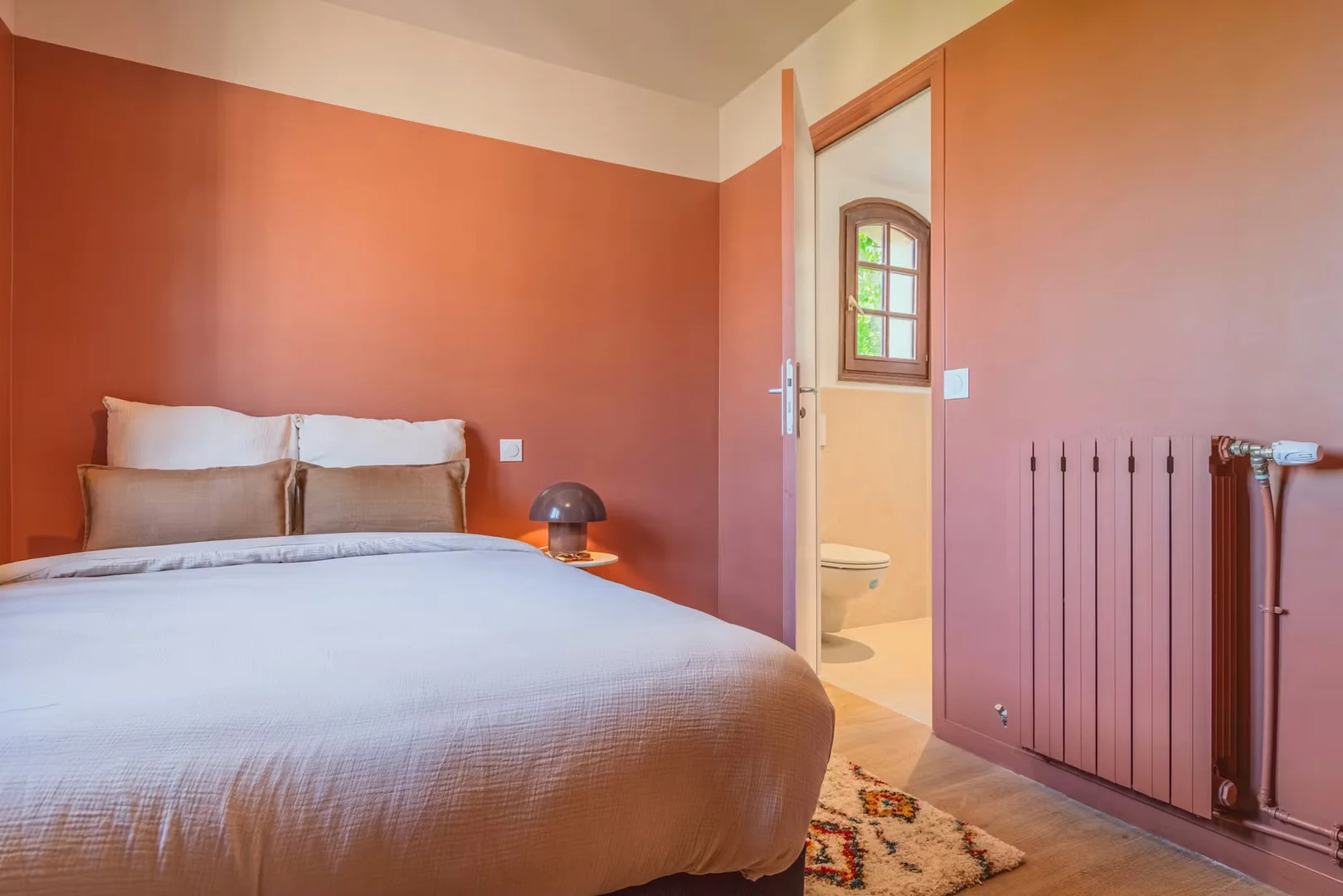 Quarto de estudante luminoso e arejado com acesso fácil à universidade em 