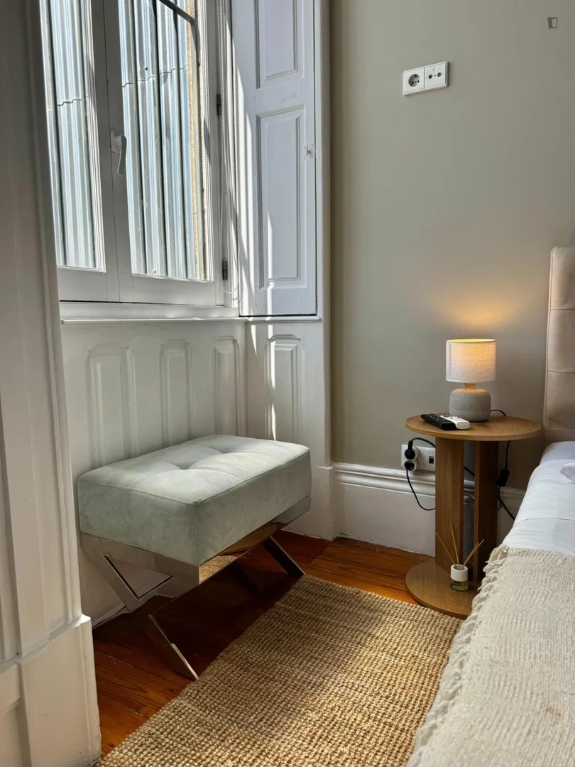 Chic studio apartment near campus in 