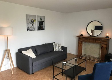 Renting rooms by the month in Évry