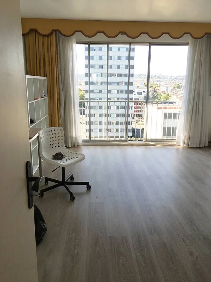 Chambre d'étudiant lumineuse et aérée avec accès facile à l'université dans 