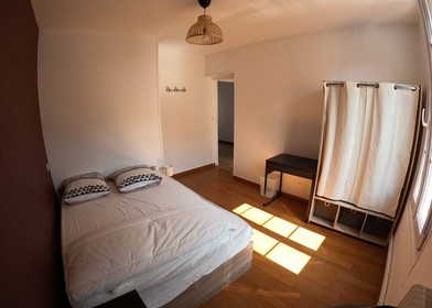 Reims de çift kişilik yataklı kiralık oda