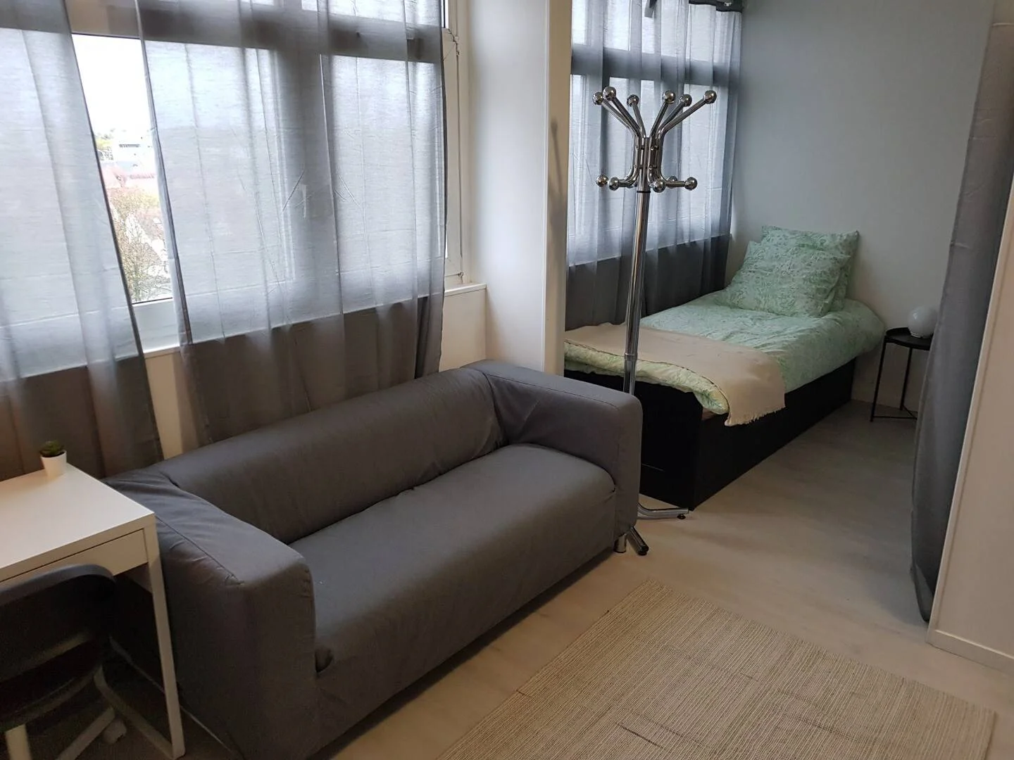Quarto acessível para estudantes com iluminação ampla em 