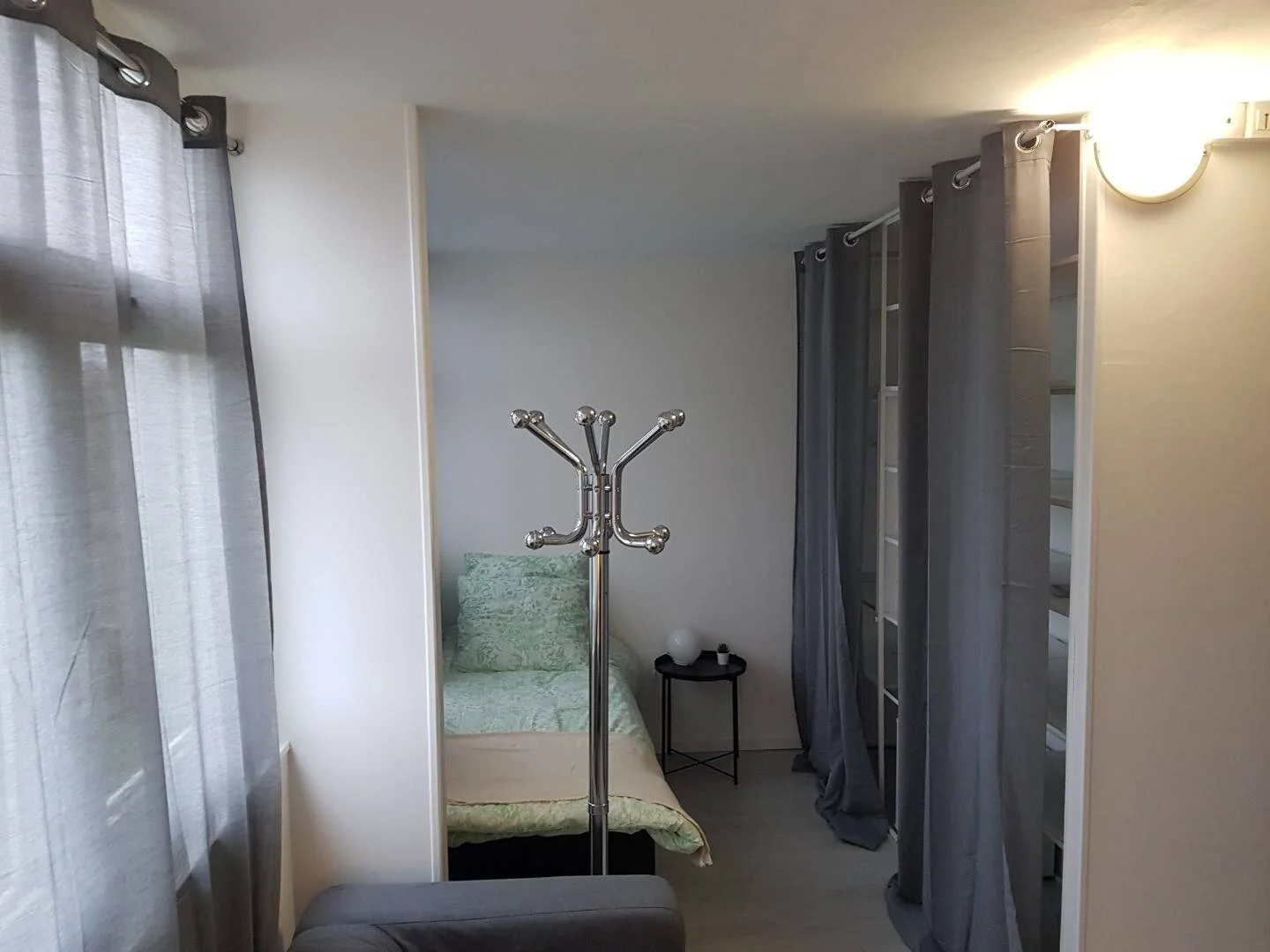 Quarto acessível para estudantes com iluminação ampla em 