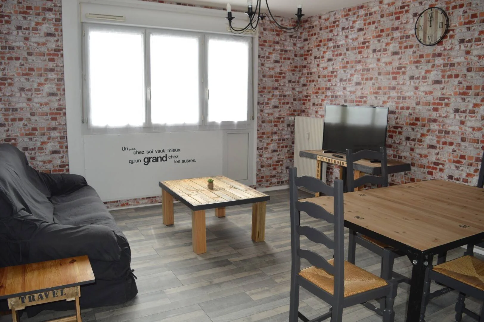 Functional student room perfect for studying in 