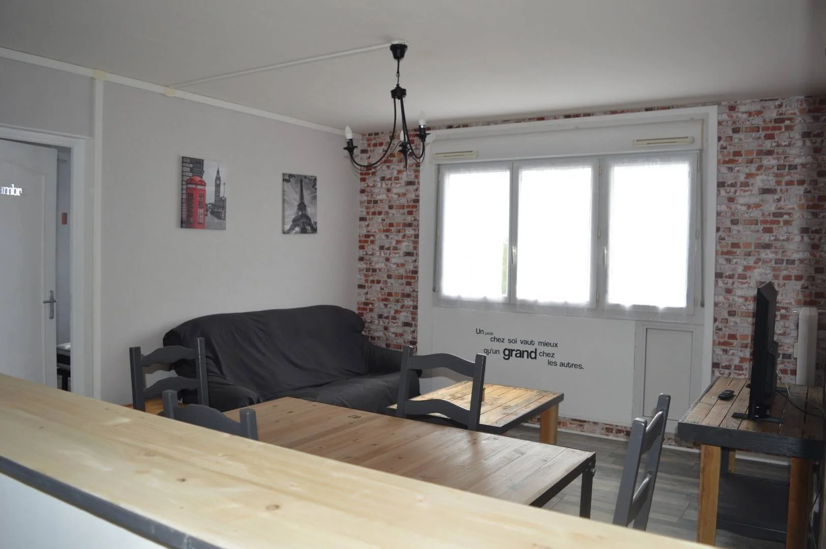 Student-friendly room in  with modern amenities