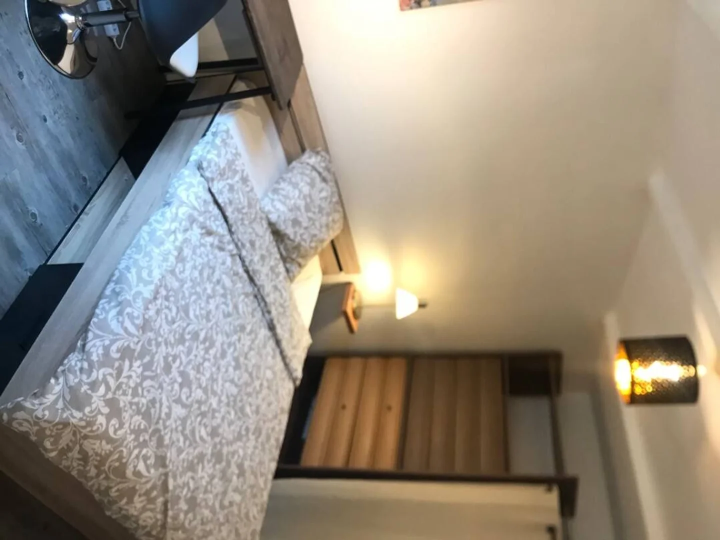 Chambre d'étudiant à  avec espace d'étude et installations communes