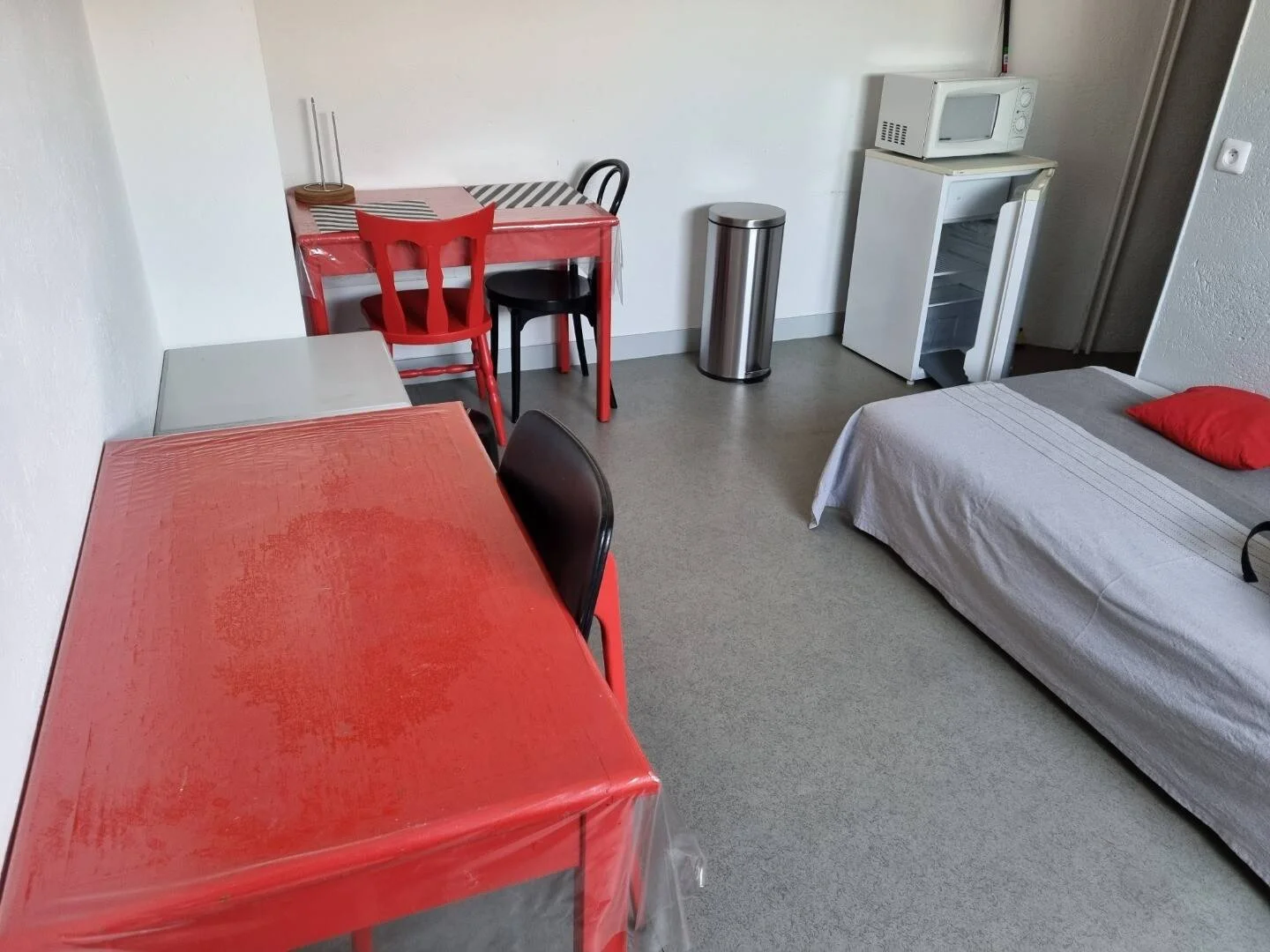 Studentenzimmer in  mit Arbeitsbereich und Gemeinschaftseinrichtungen