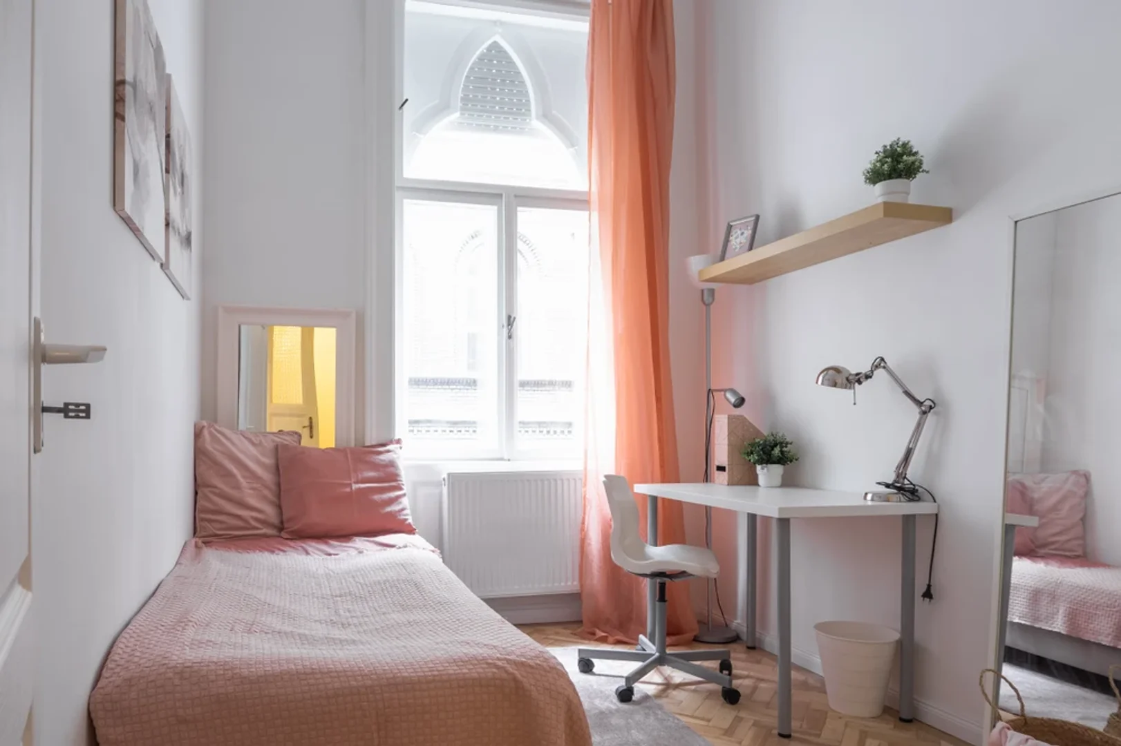 Quarto para alugar em apartamento de estudantes em , totalmente mobilado
