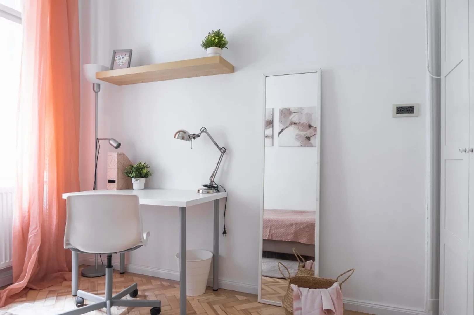Quarto acessível para estudantes com iluminação ampla em