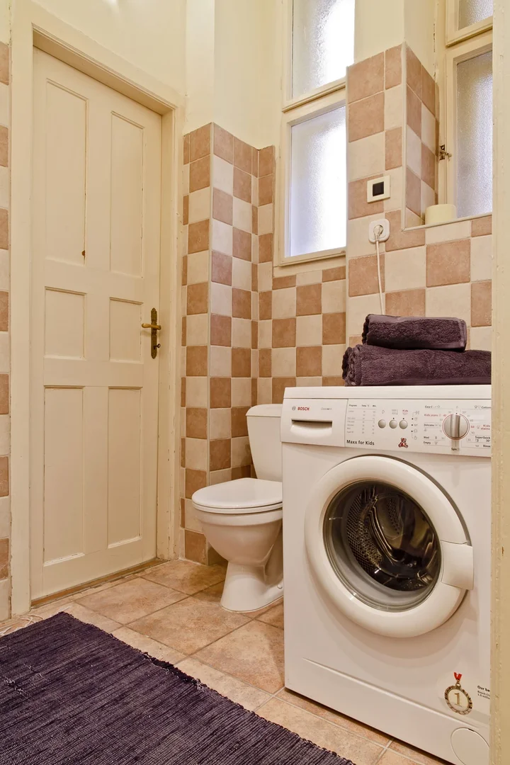 Quarto para alugar em apartamento de estudantes em , totalmente mobilado