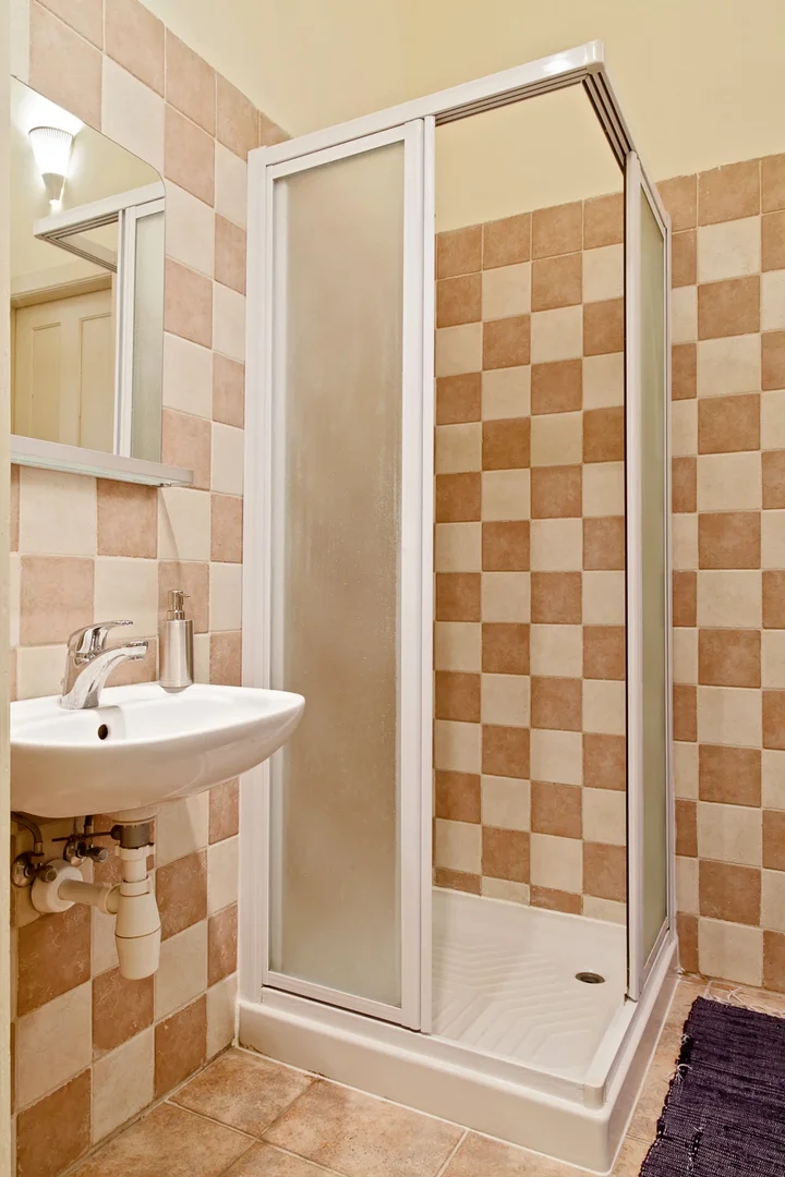 Quarto de estudante confortável e espaçoso em