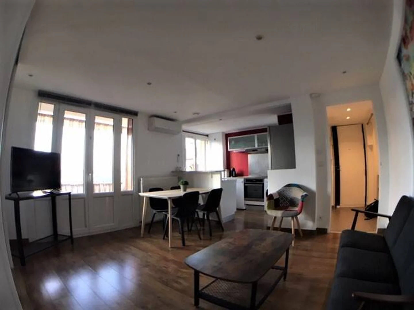Bright and airy student room with easy university access in 