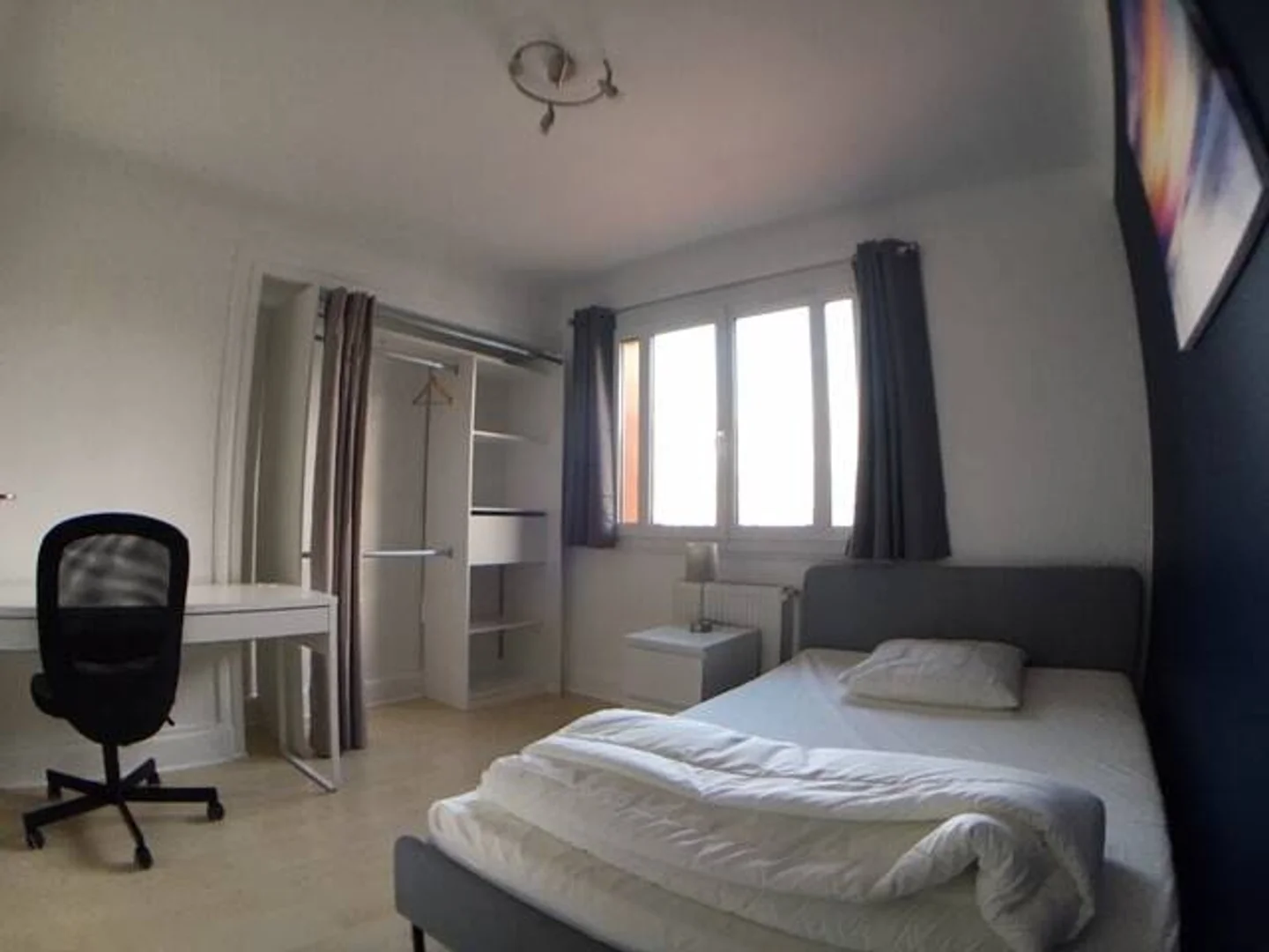 Budget-friendly student room close to campus in 