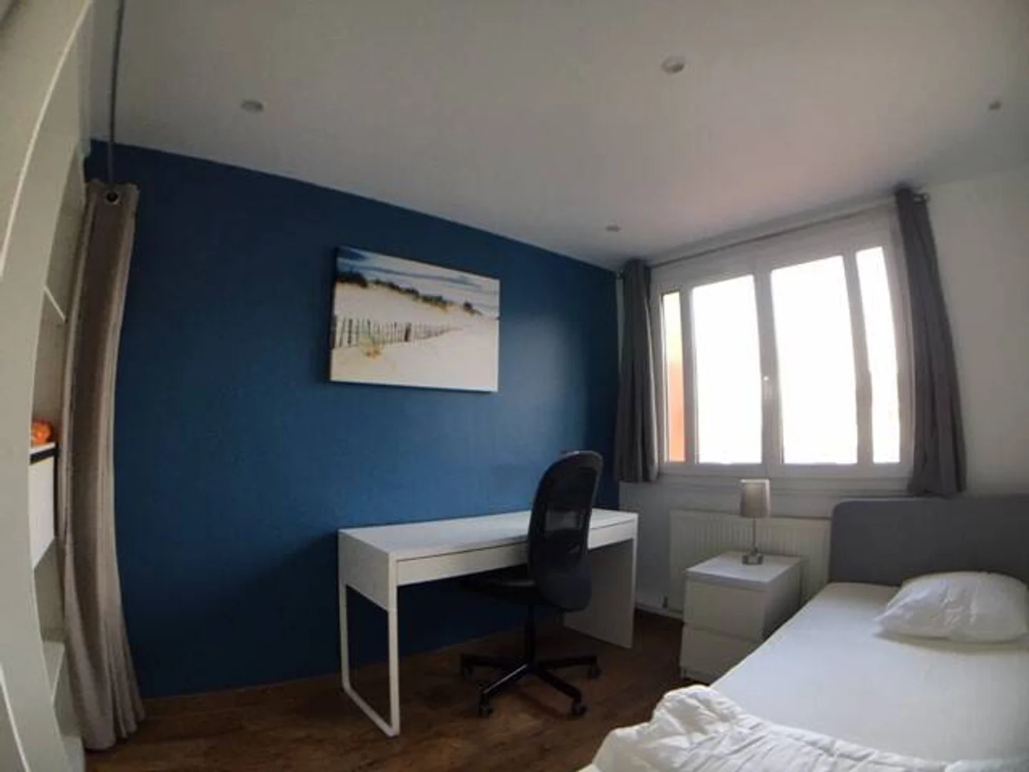 Comfortable and spacious student room in 