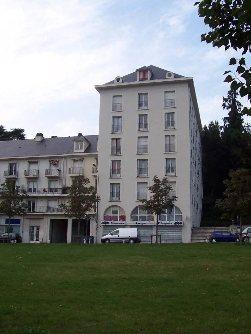 Funkcjonalny pokój studencki idealny do nauki w 