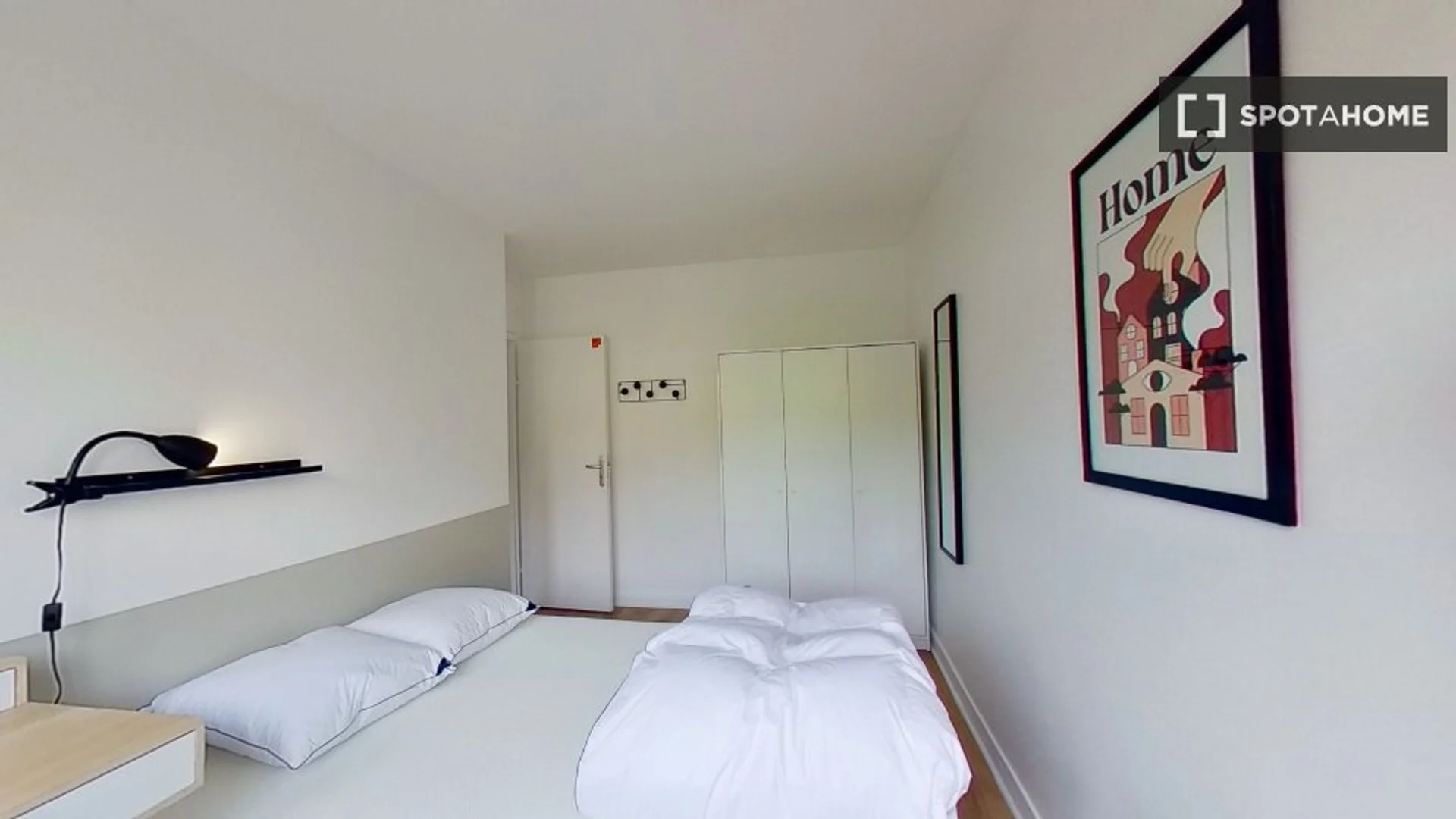 Comfortable and spacious student room in 
