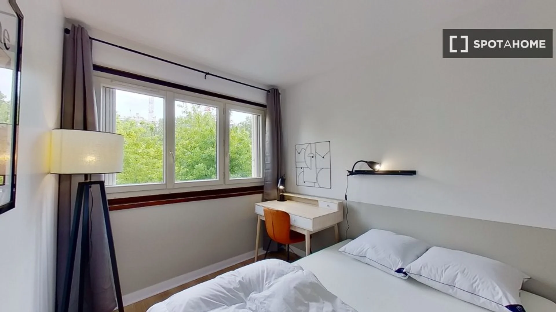 Functional student room perfect for studying in 
