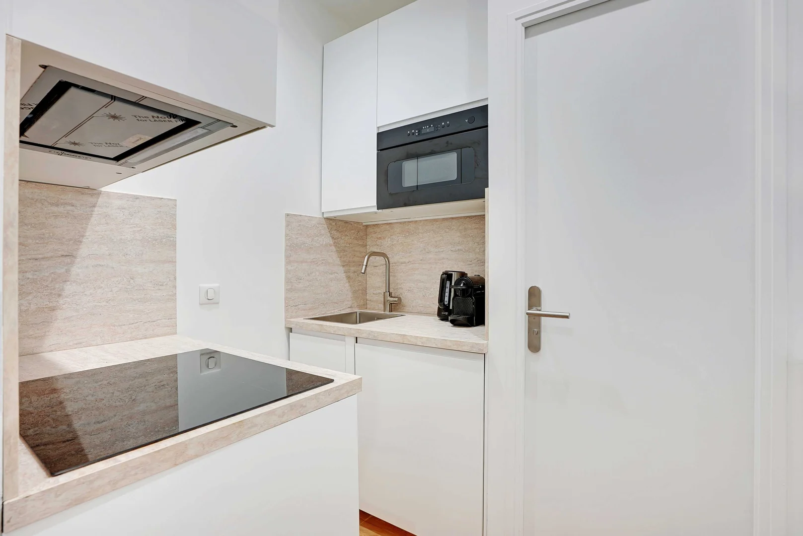 方便学生居住的单间公寓