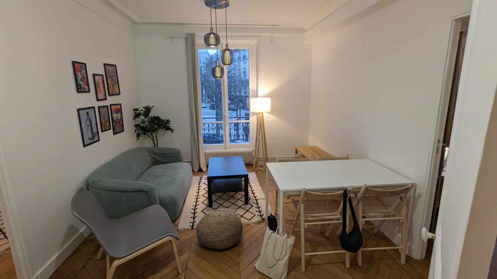 Chambre d'étudiant à  avec espace d'étude et installations communes