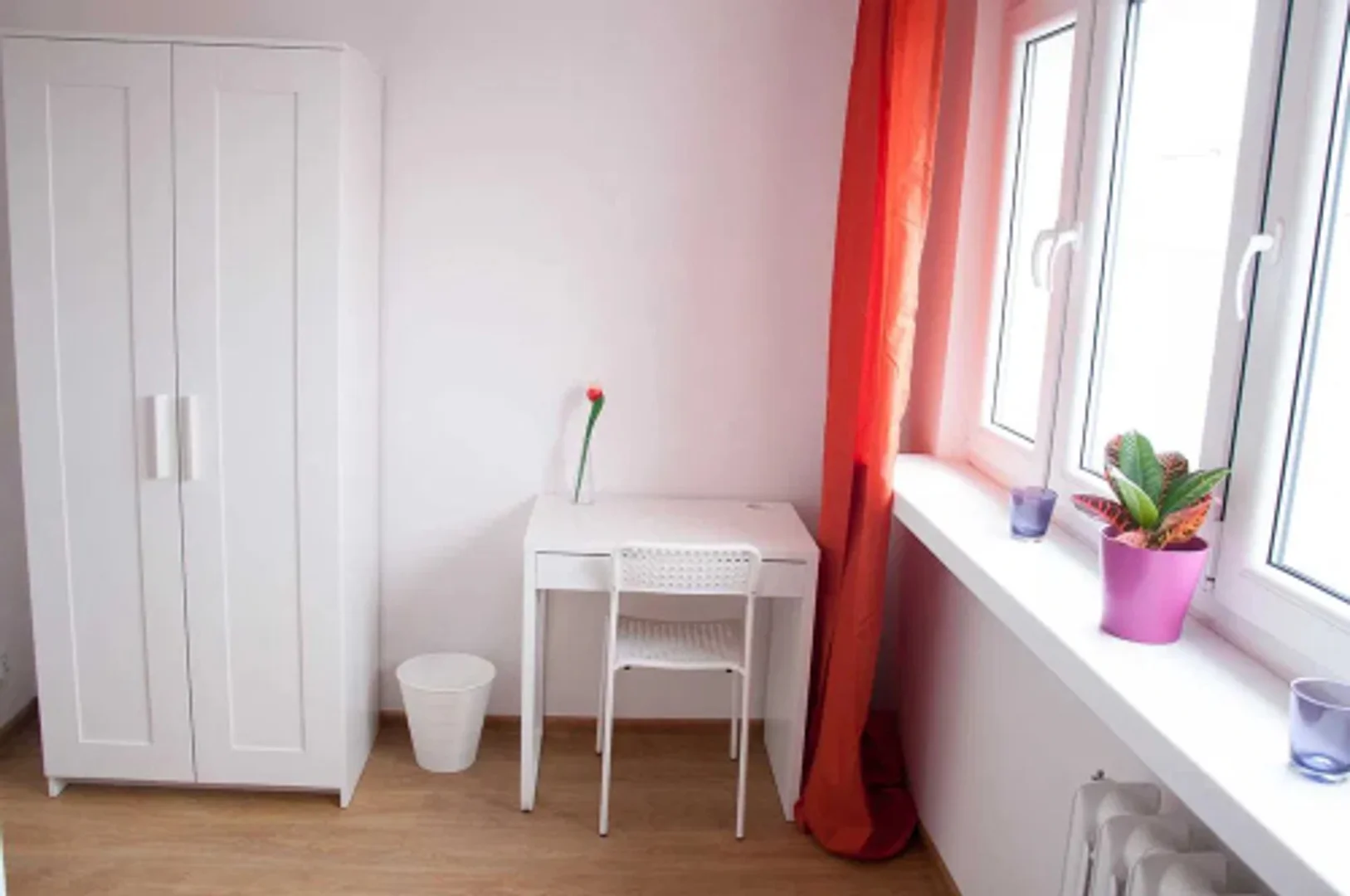 Funkcjonalny pokój studencki idealny do nauki w 