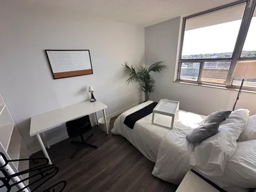 Chambre privée à 411 Duplex Ave, image 1 de 11