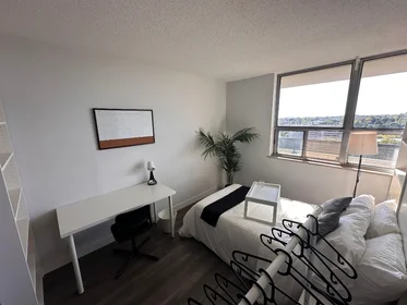 Chambre privée à 411 Duplex Ave, image 2 de 11