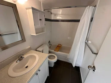 Chambre privée à 411 Duplex Ave, image 8 de 11