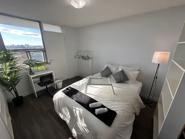 Chambre privée à 411 Duplex Ave, image 1 de 12