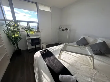 Chambre privée à 411 Duplex Ave, image 2 de 12